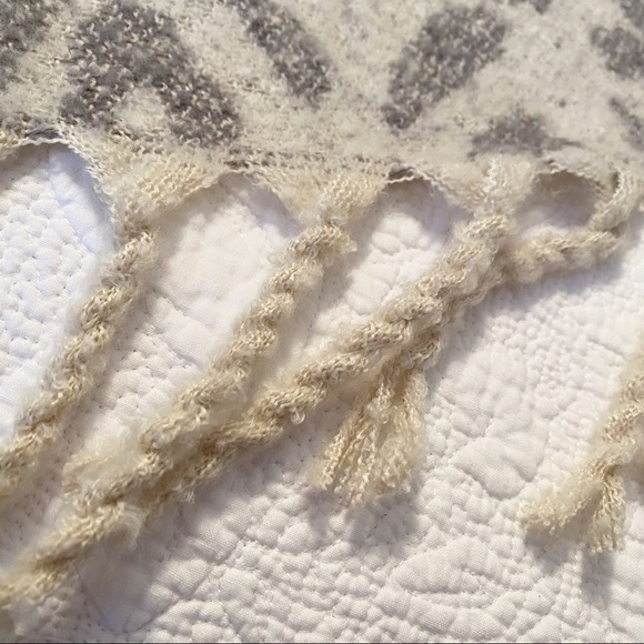 New Directions NWT Fringe Leopard Gray Scarf Wrap - Picture 8 of 12